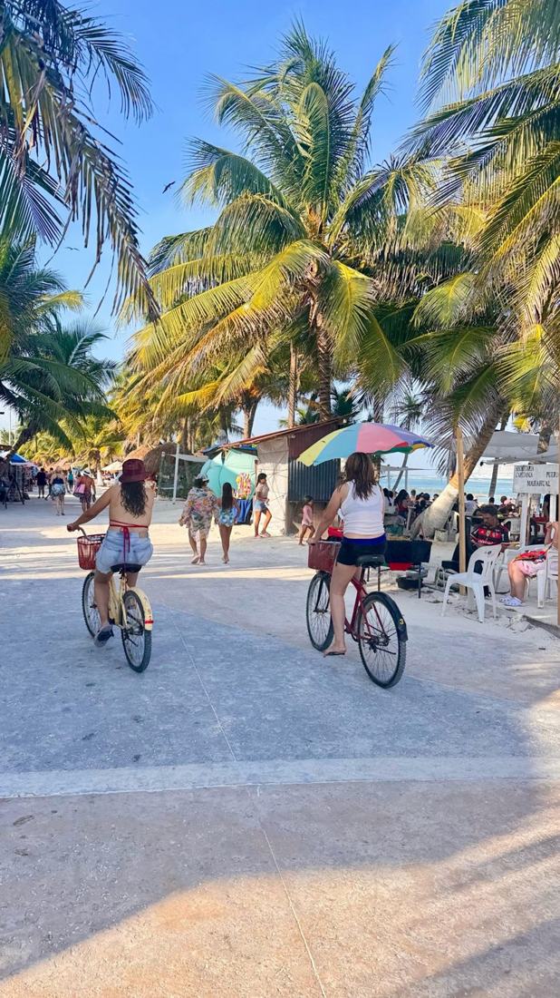 Pe biciclete, la Mahahual