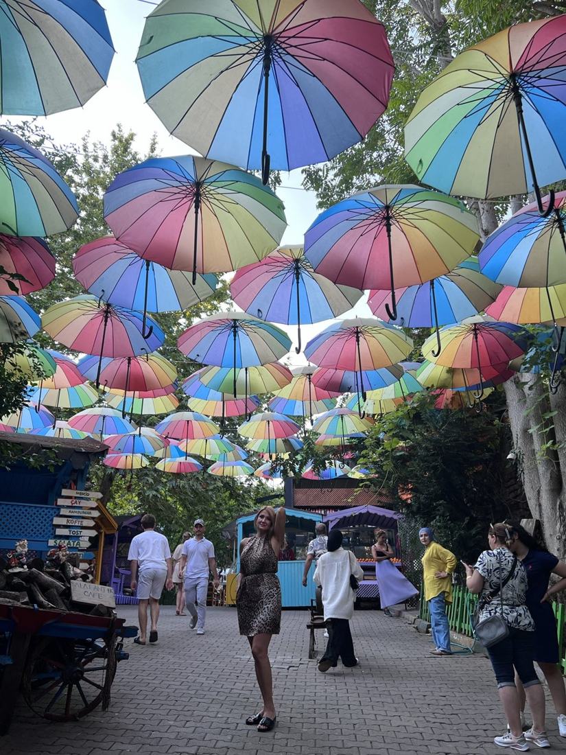 Umbrele colorate deasupra unei străzi